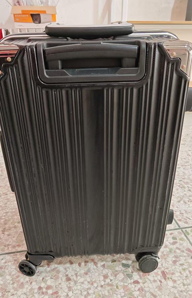行李箱.jpg